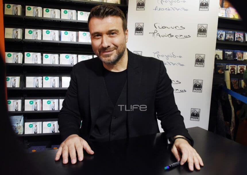 Ο Γιάννης Πλούταρχος στο TLIFE: Τα «ακατάλληλα τραγούδια», η συνεργασία με τον γιο του και τα επόμενα σχέδια! [pics]