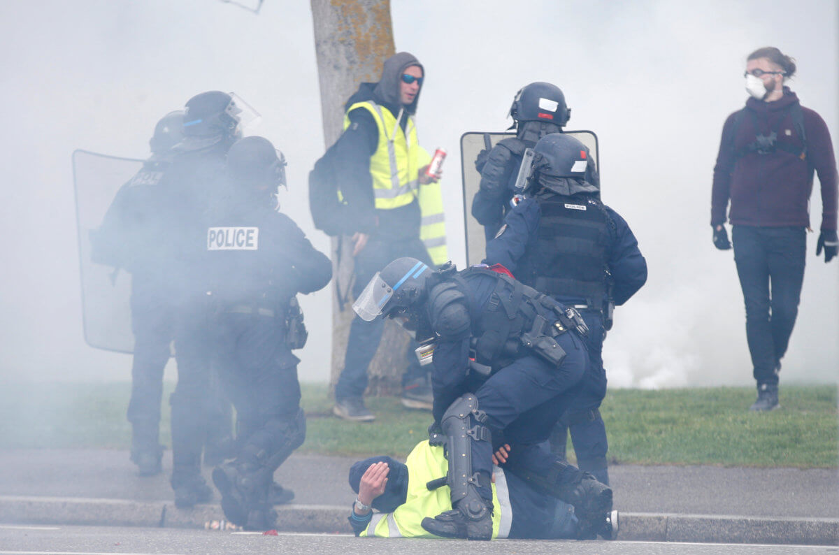 Παρίσι: Ξεκινά η δίκη αστυνομικού για άσκηση βίας σε βάρος των “κίτρινων γιλέκων”