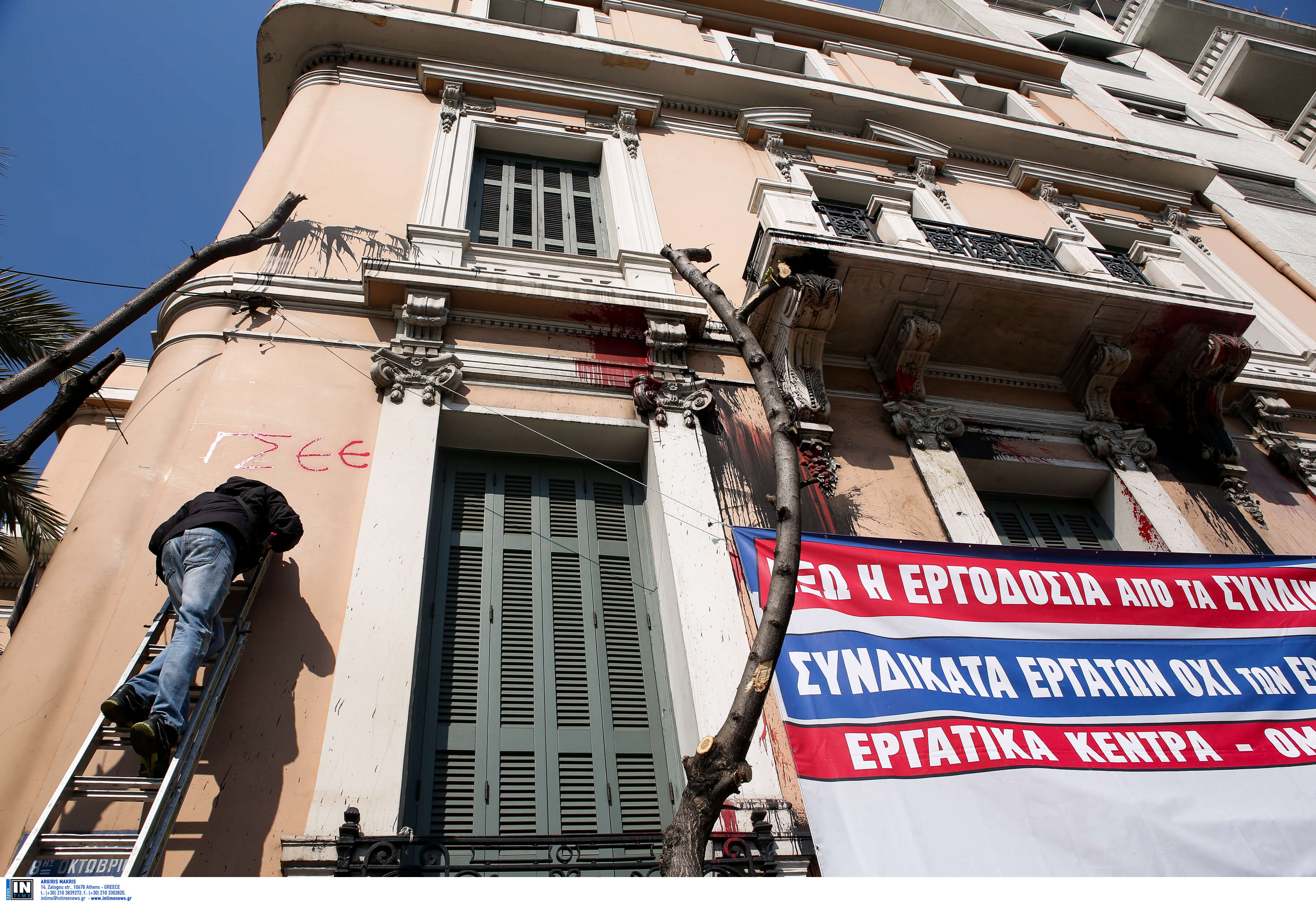 Συνεχίζεται η κατάληψη στη ΓΣΕΕ – «Έξω οι εργοδότες από τα συνδικάτα»