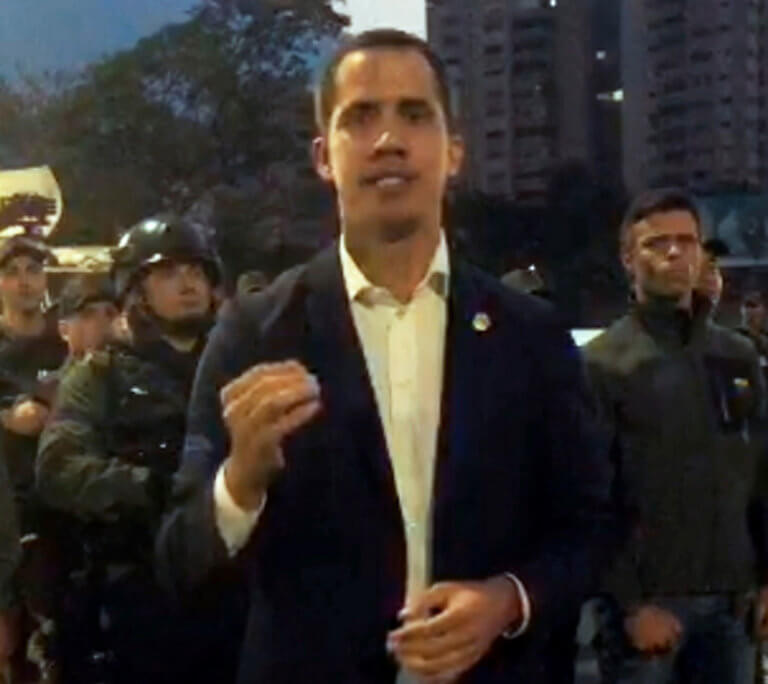 Βενεζουέλα στο χείλος του γκρεμού – Σε στρατιωτική εξέγερση καλεί ο Γκουαϊδό – Μαδούρο: Πραξικόπημα σε εξέλιξη!