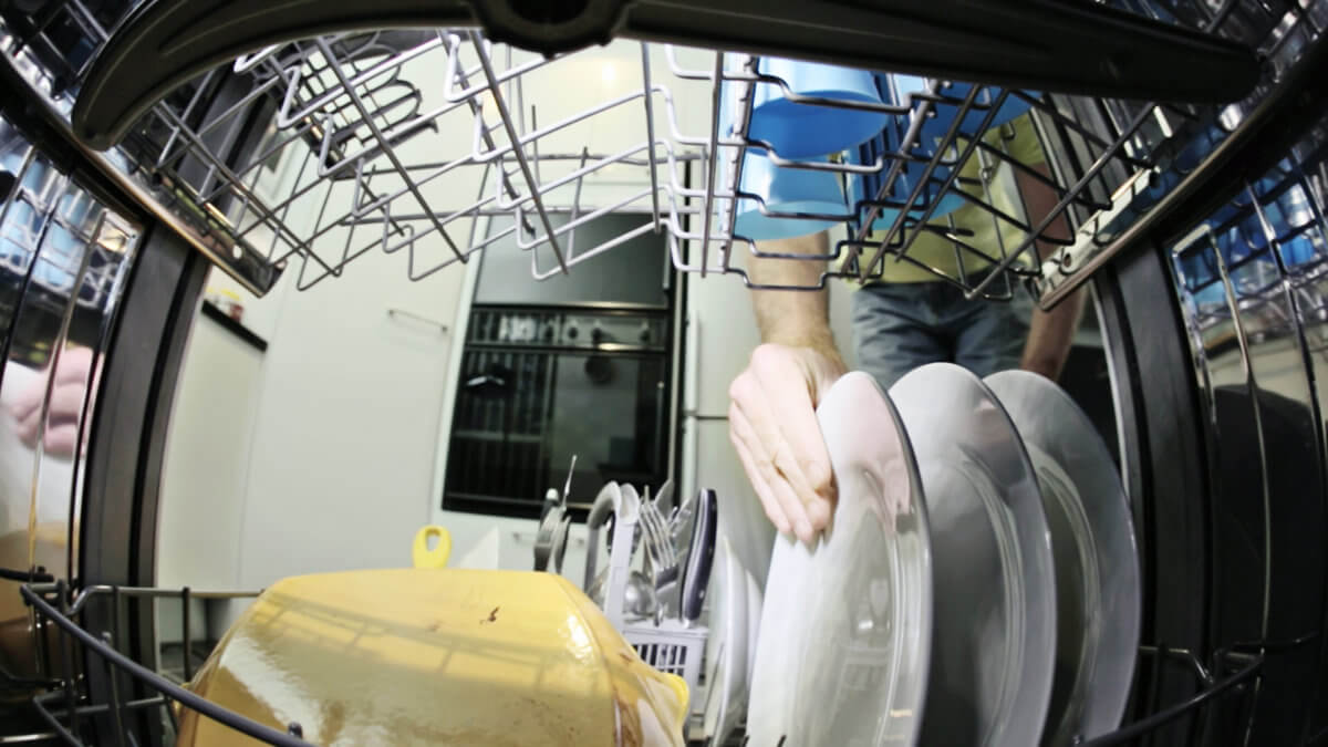 Έβαλε κάμερα μέσα σε πλυντήριο πιάτων – Δείτε τι κατέγραψε!