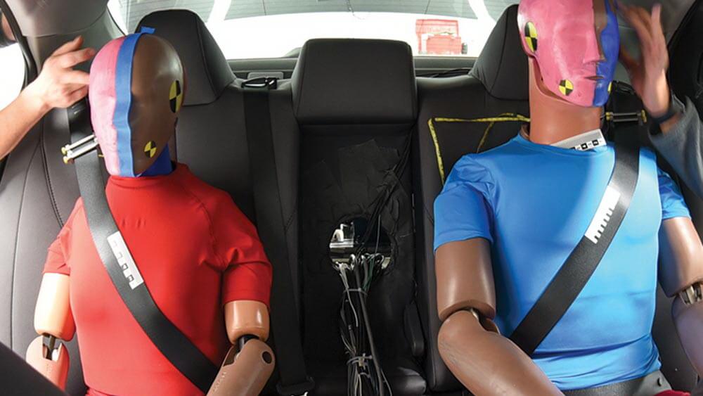 Οι πίσω επιβάτες είναι λιγότερο ασφαλείς από τους εμπρός, ακόμη κι όταν φορούν ζώνη!