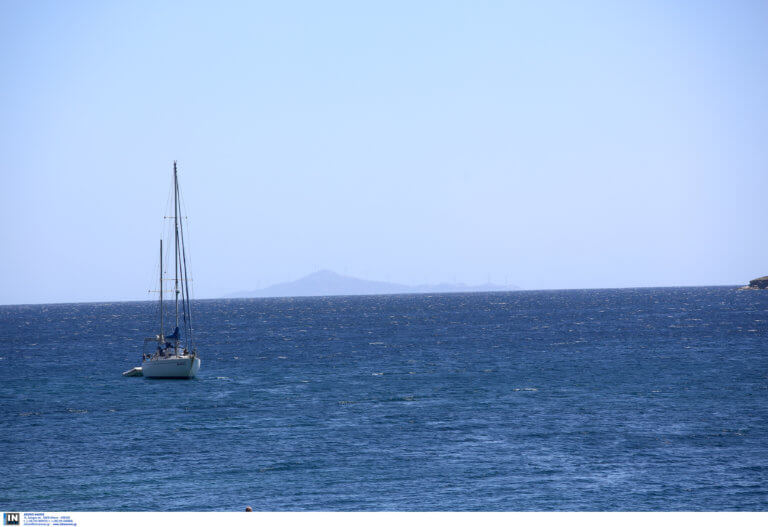 Κλεμμένο σκάφος με ελληνική σημαία εντοπίστηκε στην Ιταλία να μεταφέρει μετανάστες