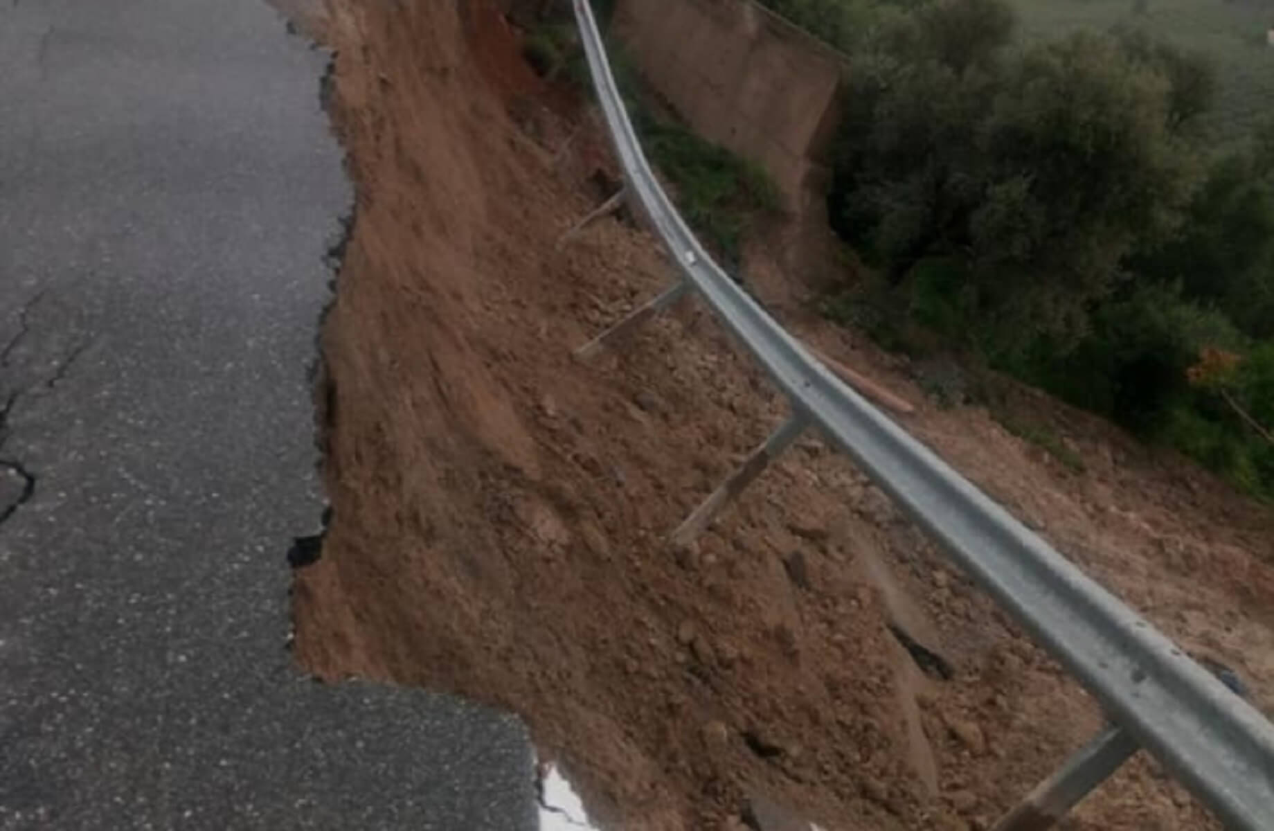 Καιρός: Φούσκωσαν τα ποτάμια στην Κρήτη! Κλειστοί δρόμοι από καθιζήσεις και κατολισθήσεις – video