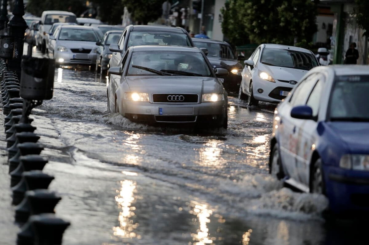 Καιρός αύριο: Μπόρες και ομίχλες την Τετάρτη – Αναλυτική πρόγνωση