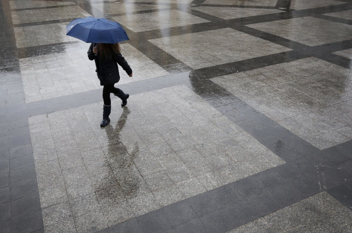 Καιρός σήμερα: Ανάσταση με βροχές και καταιγίδες – Πού χρειάζονται ομπρέλες με λαμπάδες!