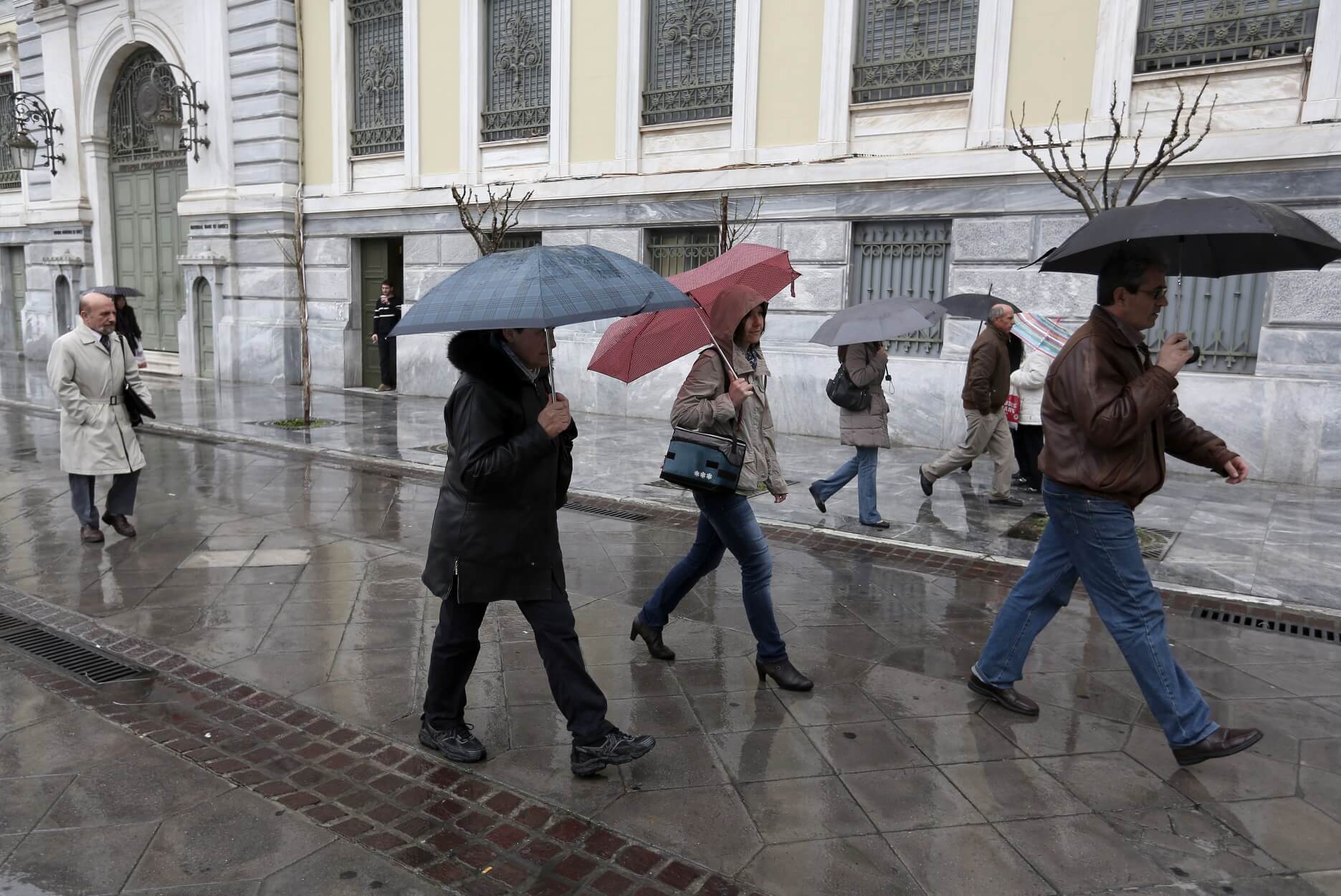 Καιρός αύριο: Με βροχές και καταιγίδες οι λαμπάδες στην Ανάσταση – Που θα χρειαστούν ομπρέλες!