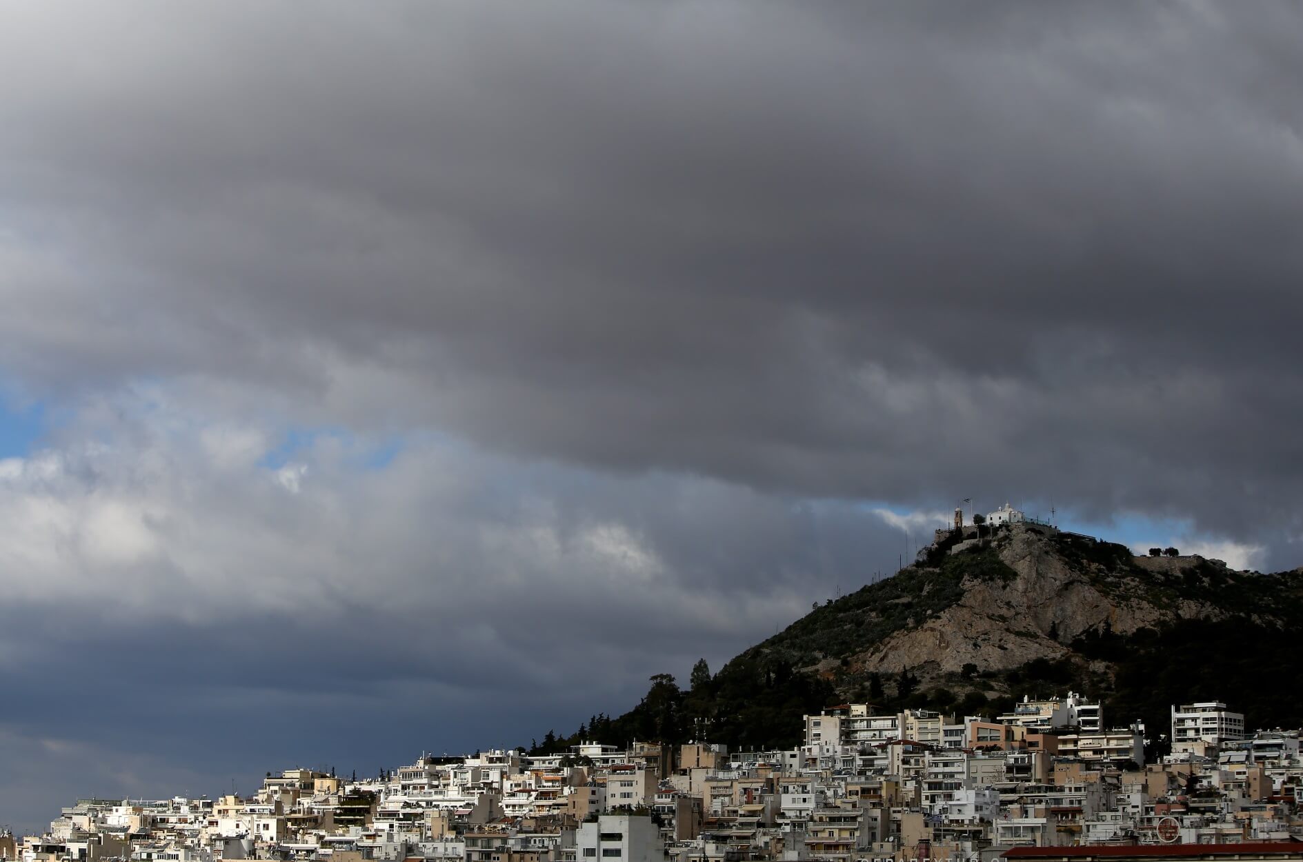 Καιρός σήμερα: Έρχονται βροχές και καταιγίδες – Παρούσα η αφρικανική σκόνη!