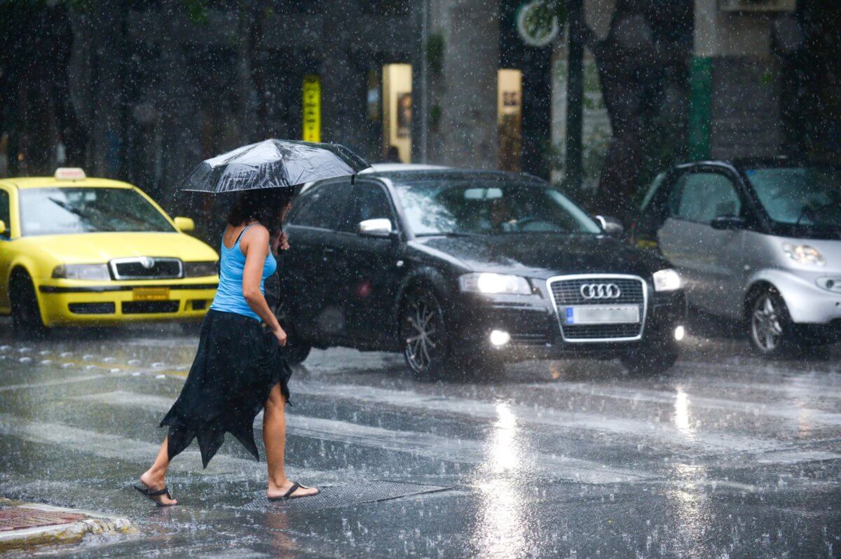 Καιρός αύριο: Βροχές παντού και… άνοδος της θερμοκρασίας – Που θα πιάσει “32άρια”