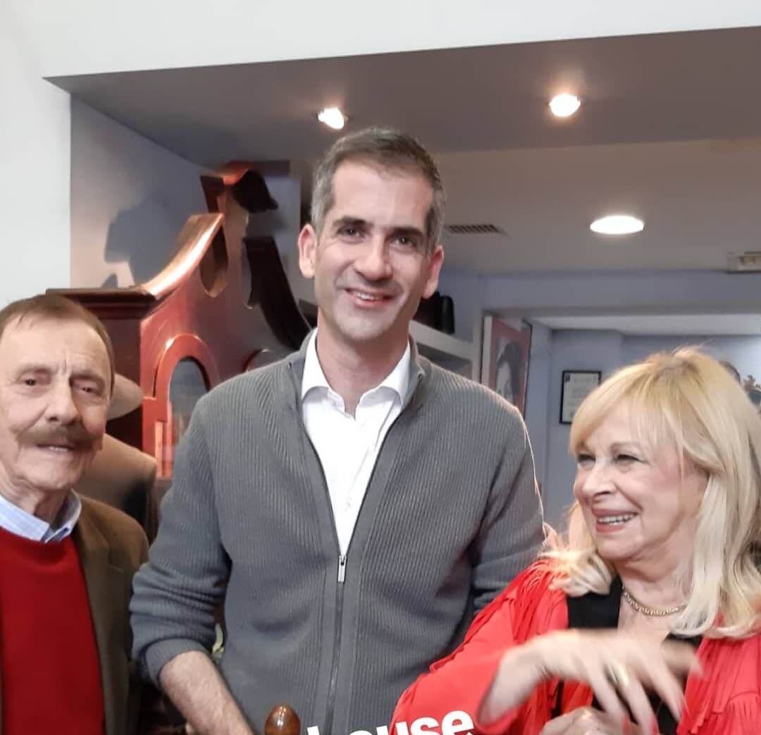 H συγκινητική στιγμή που ο Κώστας Μπακογιάννης συναντά τον θείο του Νίκο Μπακογιάννη! video
