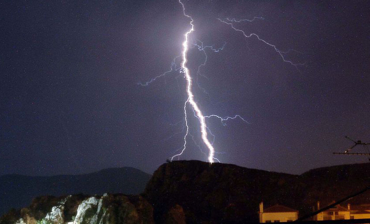Καιρός τώρα: «Ηλεκτρική» καταιγίδα με 27.000 κεραυνούς σε όλη τη χώρα