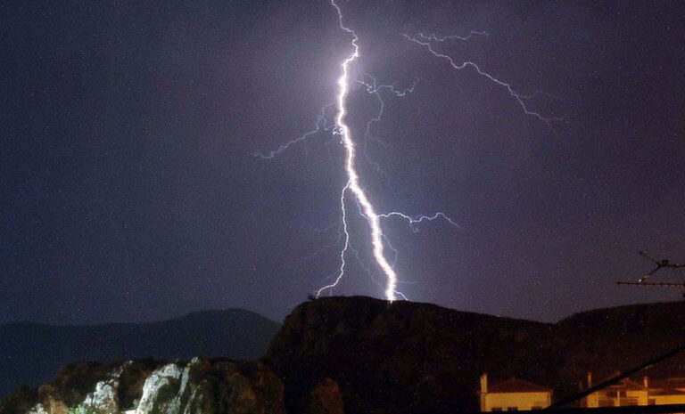 Καιρός τώρα: «Ηλεκτρική» καταιγίδα με 27.000 κεραυνούς σε όλη τη χώρα