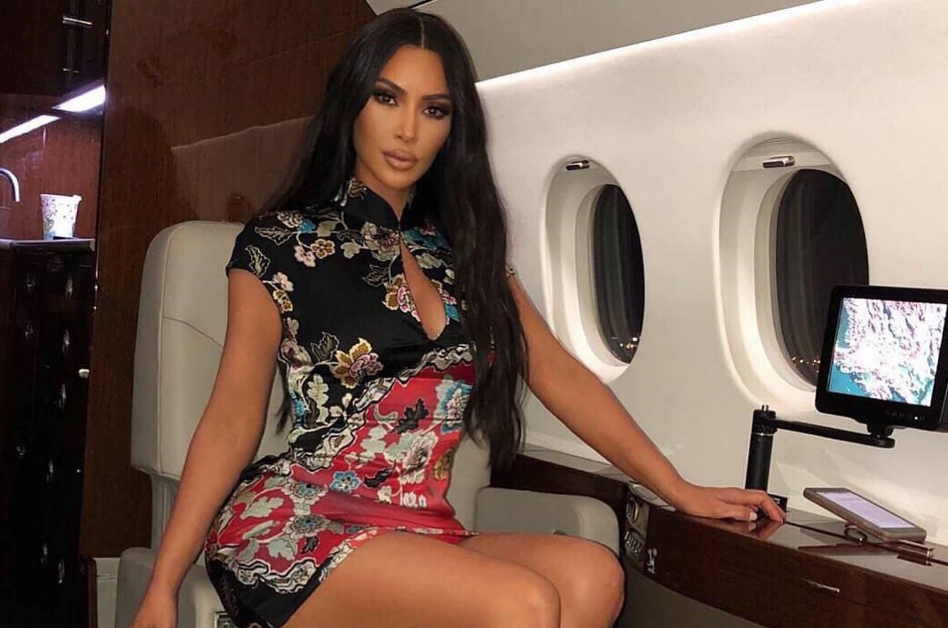 Kim Kardashian: Προτάσσει τα… κάλλη της μέσα στο ιδιωτικό της τζετ