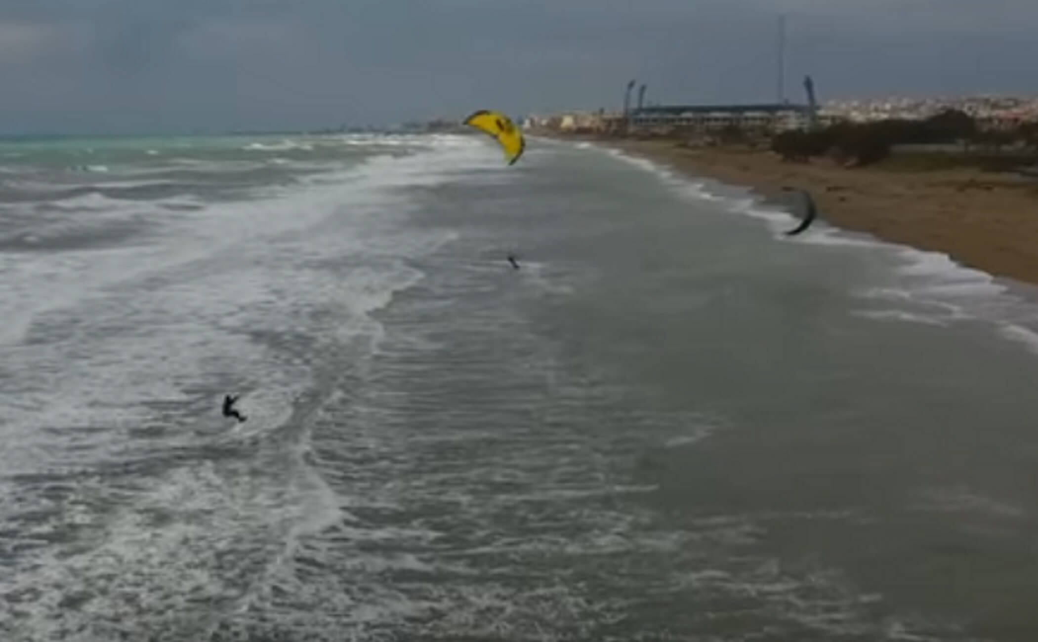 Κρήτη: Δαμάζουν τα κύματα και πετούν στον αέρα – Μοναδικές εικόνες στην Αμμουδάρα – video