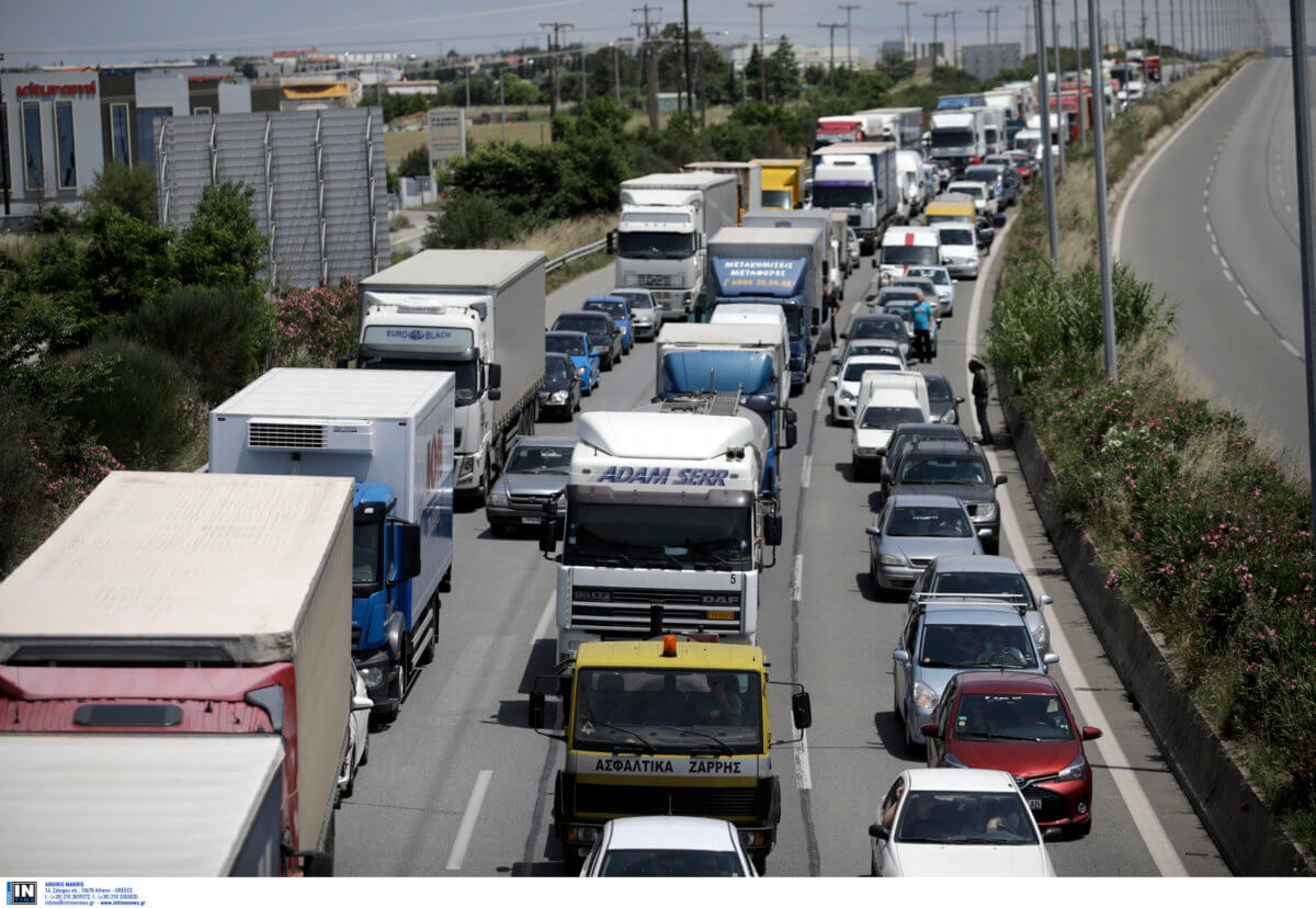 Όπου φύγει φύγει οι Αθηναίοι! Ουρές χιλιομέτρων στα διόδια Ελευσίνας – video