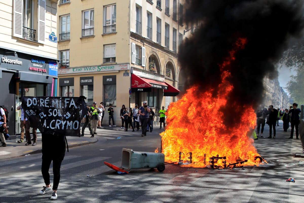 Κίτρινα γιλέκα: Πεδίο μάχης το Παρίσι – Συγκρούσεις με την αστυνομία [video, pics]