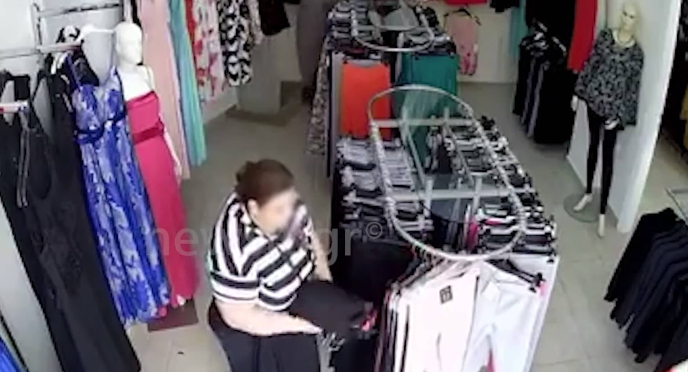 Αποκαλυπτικό βίντεο! “Μαδάνε” κατάστημα με ρούχα μπροστά στα μάτια του ιδιοκτήτη!