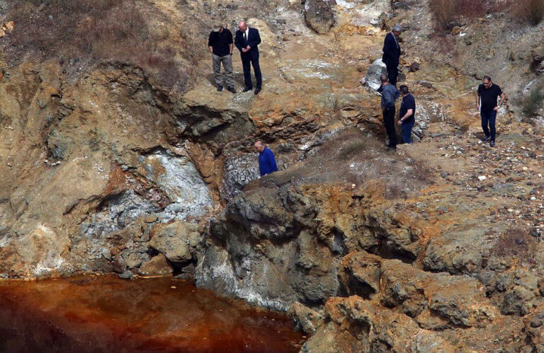 Βρέθηκε πτώμα στην βαλίτσα που ανασύρθηκε από την "Κόκκινη Λίμνη" - Συνεχίζεται η μακάβρια αναζήτηση