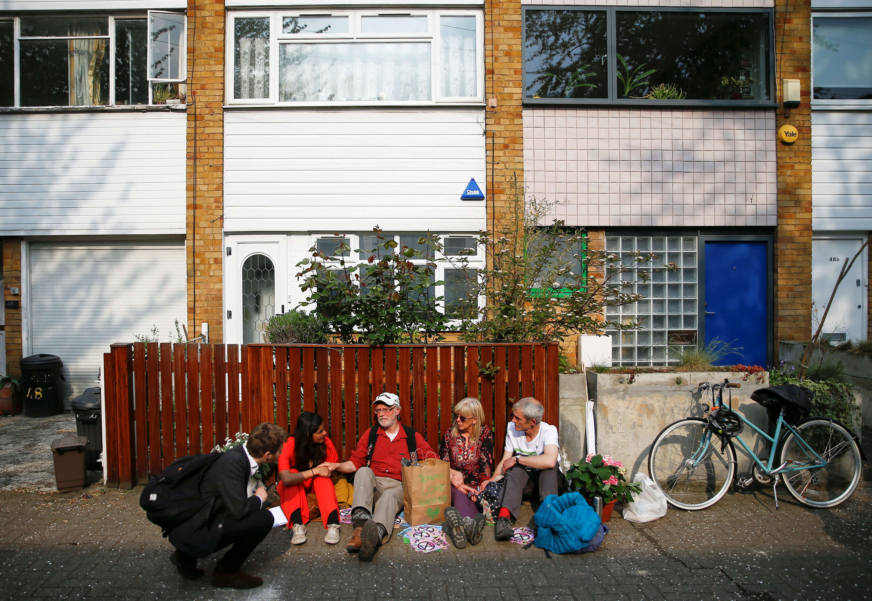 Βρετανία: Ακτιβιστές… κατασκήνωσαν έξω από το σπίτι του Κόρμπιν! [pics]