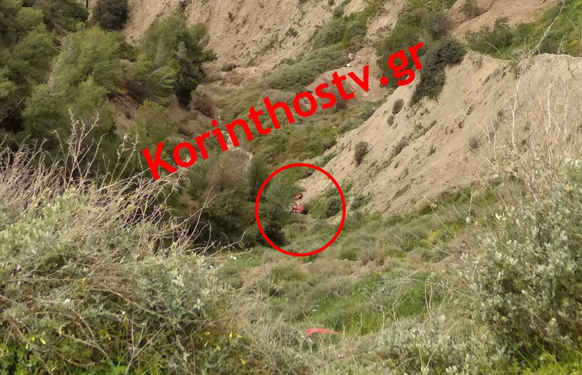 Ξυλόκαστρο: Αυτοκίνητο με μάνα και κόρη έπεσε σε γκρεμό! [pics]