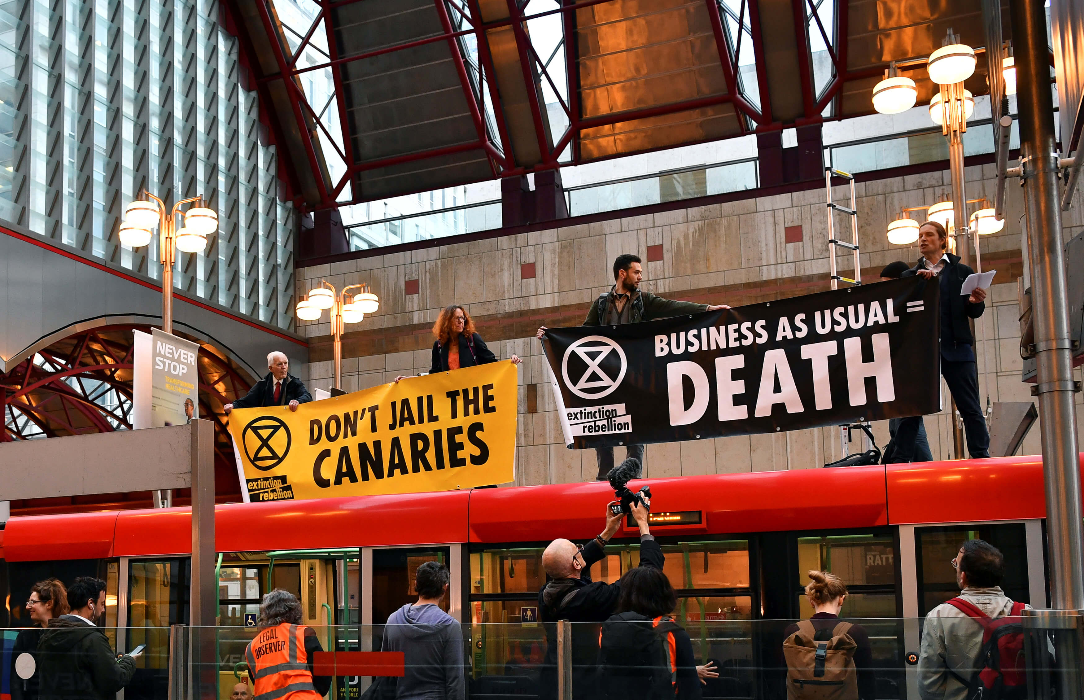 Λονδίνο: Ακτιβιστές απέκλεισαν το Χρηματιστήριο και σκαρφάλωσαν σε οροφή τρένου [pics]
