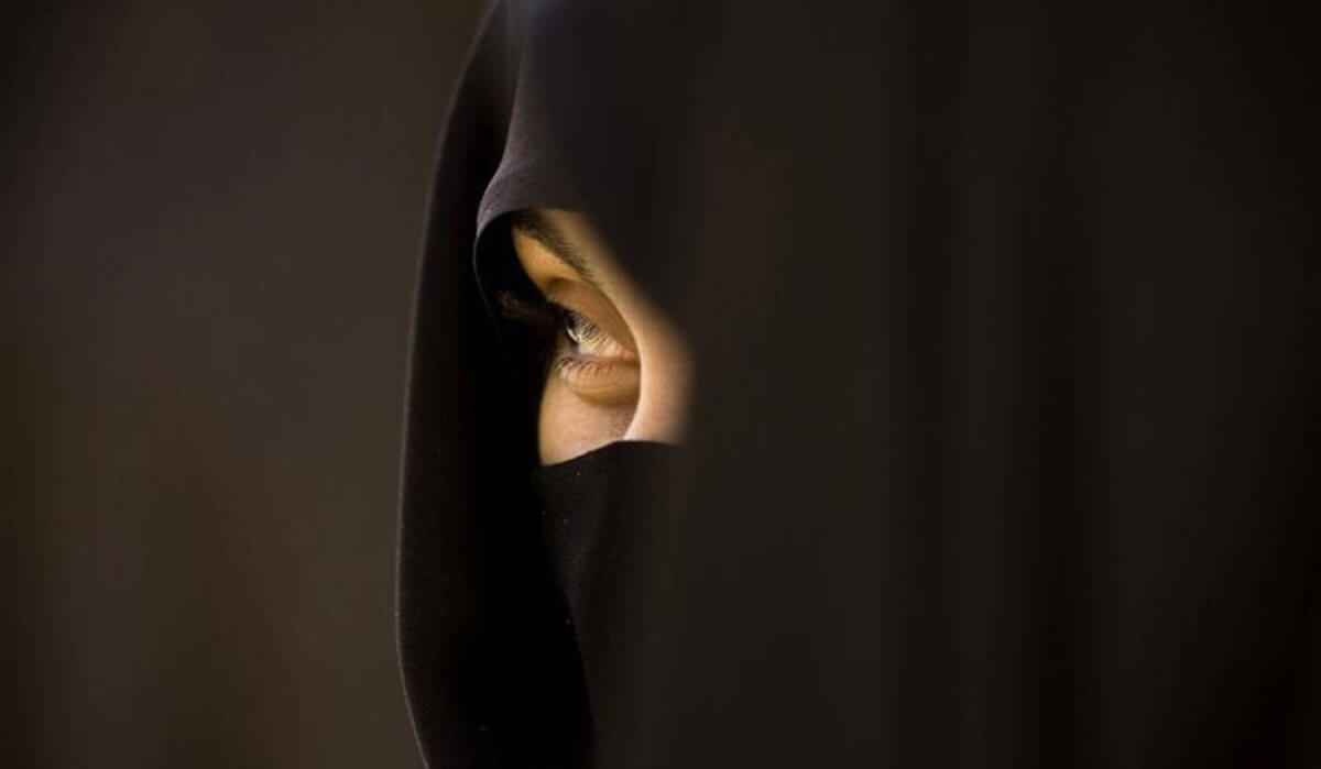 Ιράν: Στην φυλακή για ένα χρόνο γυναίκα που… έβγαλε την μαντίλα δημοσίως