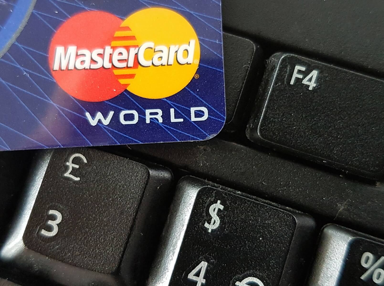 Κρυφές προμήθειες από την Mastercard φέρνουν αποζημιώσεις για τους κατόχους