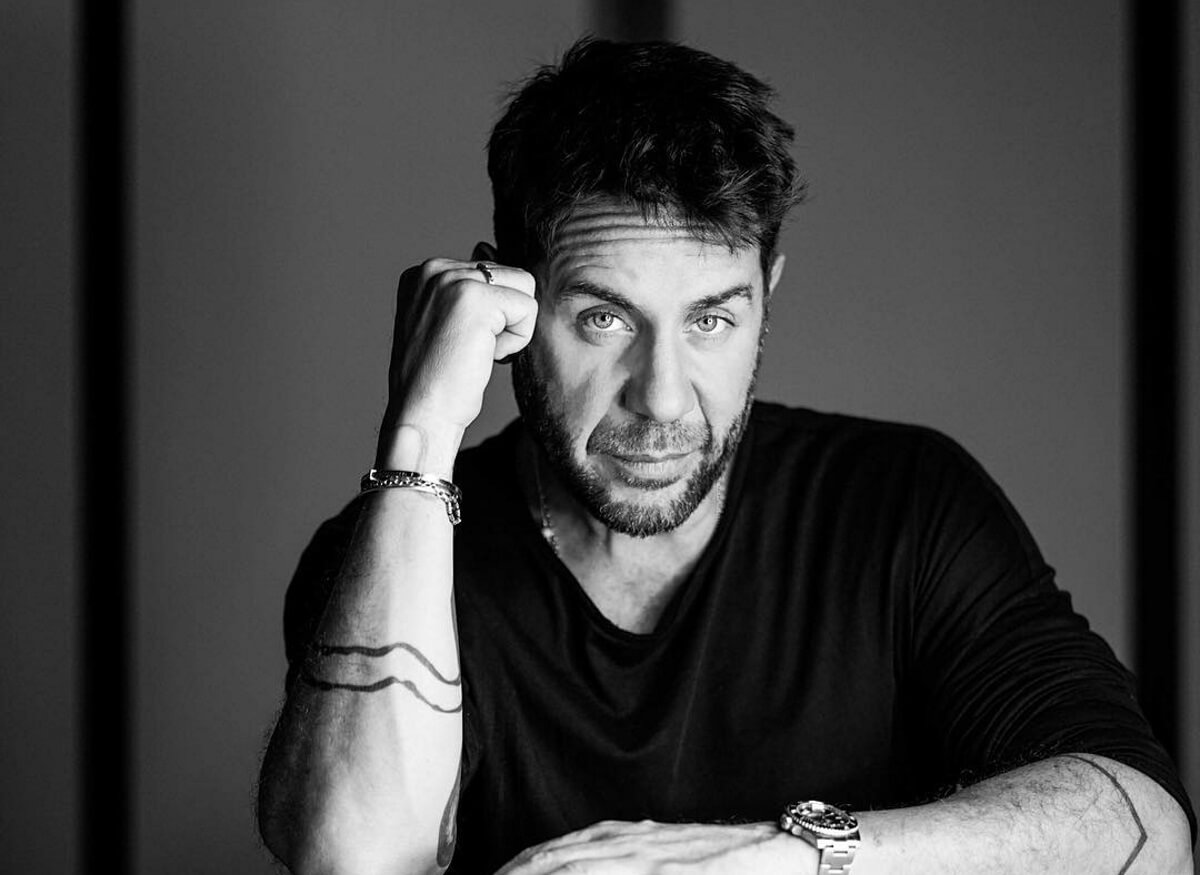 Γιώργος Μαζωνάκης: Η εκκεντρική εμφάνισή του στον ημιτελικό του «YFSF» έκλεψε την παράσταση