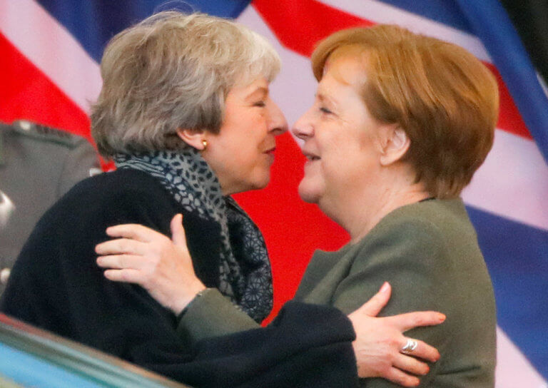 Brexit: Εγγλέζα η Μέι, άργησε η Μέρκελ! Το απρόοπτο στη συνάντηση των δυο γυναικών