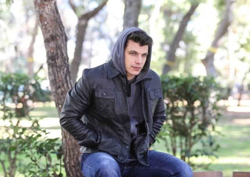 Βασίλης Μίχας: Ο κούκλος πρωταγωνιστής της «Επιστροφής» ποζάρει μόνο με το μαγιό του! [pic]