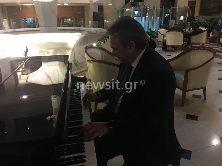 Βόρεια Μακεδονία: Έπαιξε… Χατζιδάκι στο πιάνο ο Μίχαλος! [pics]