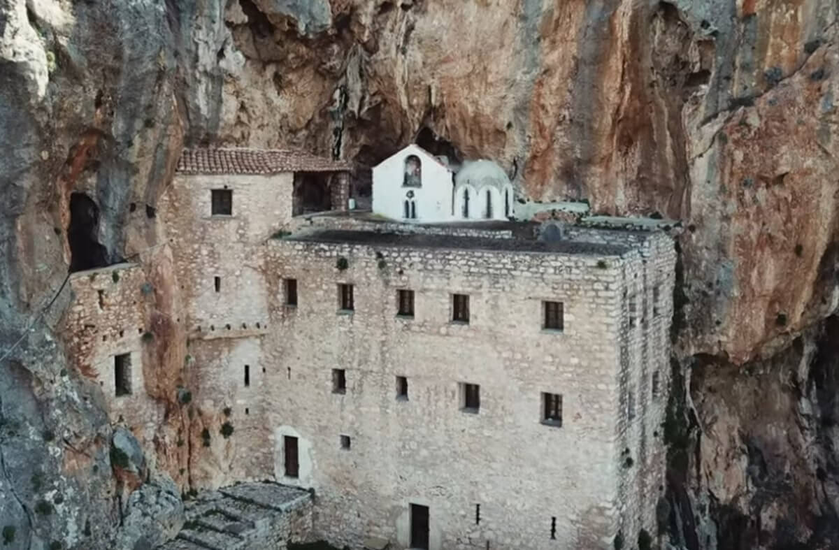 Αργολίδα: Εντυπωσιάζει το πανέμορφο αλλά και δυσπρόσιτο μοναστήρι – Χτισμένο σε απότομη χαράδρα [pics, video]
