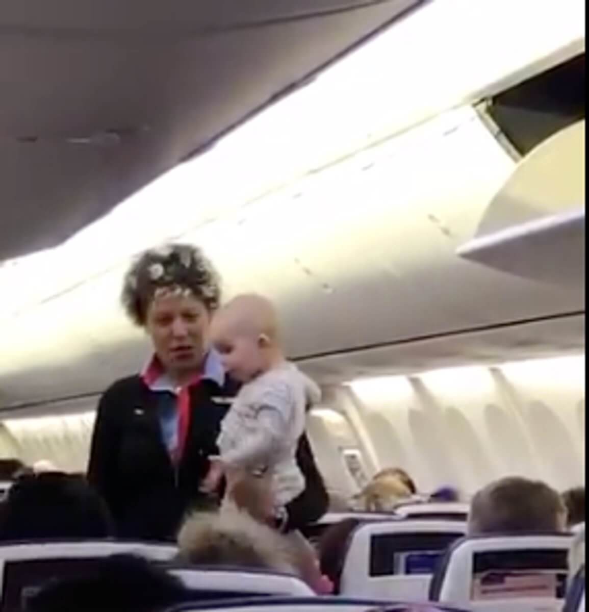 Η κίνηση που έκανε η αεροσυνοδός ηρέμησε το μωρό [video]