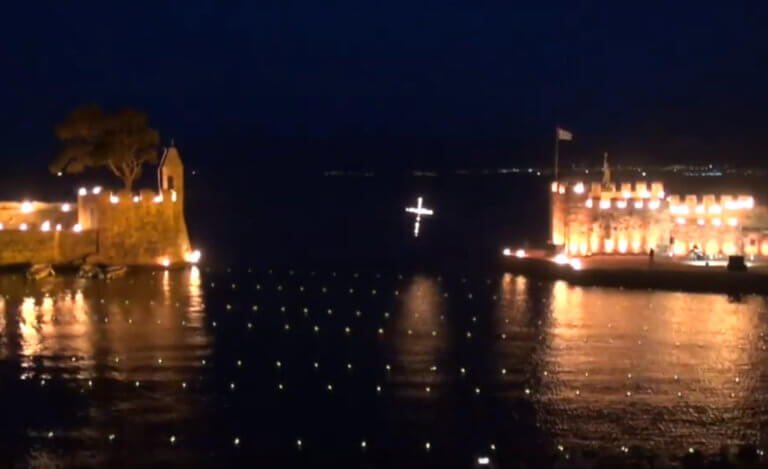 Ναύπακτος: Εντυπωσιακός ο Επιτάφιος – Στις φλόγες το πανέμορφο ενετικό λιμάνι – video