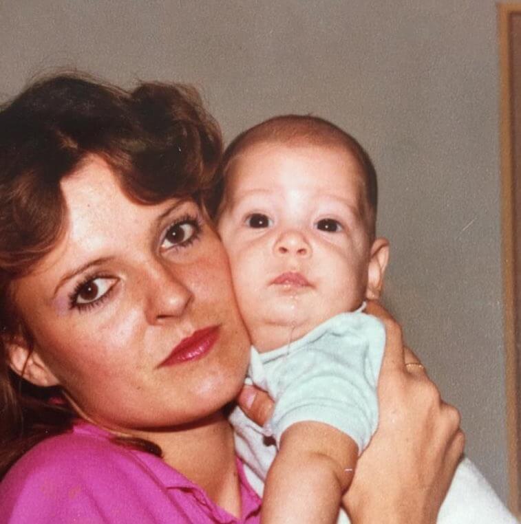 Eίναι διάσημος Έλληνας τραγουδιστής μωρό με τη μητέρα του!