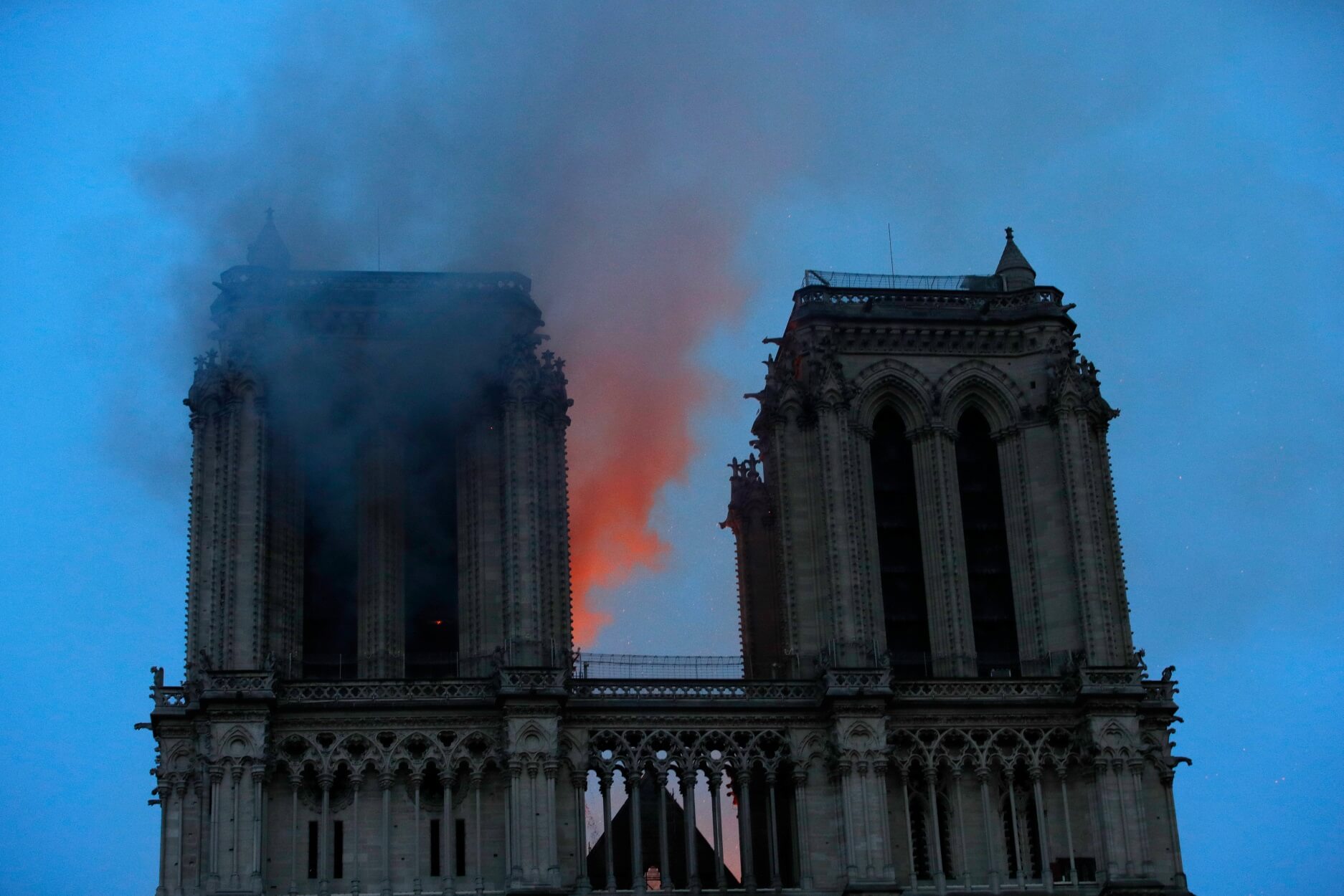 Παναγία των Παρισίων: Εξαπλώνεται στον ιστορικό καθεδρικό ναό η γιγαντιαία πυρκαγιά!  