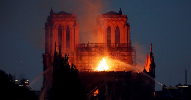 Παναγία των Παρισίων: Εξαπλώνεται στον ιστορικό καθεδρικό ναό η γιγαντιαία πυρκαγιά!