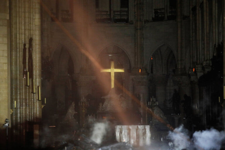 Εικόνες σοκ μέσα από τη φλεγόμενη Παναγία των Παρισίων – Τεράστια η καταστροφή της Notre Dame