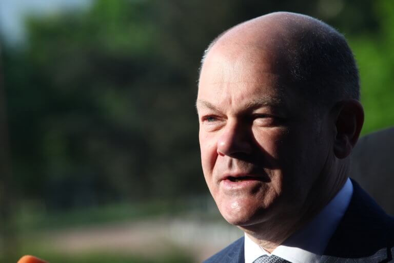 Γερμανία: Τρόπους να βγει η οικονομία από την ύφεση ψάχνει ο Σολτς