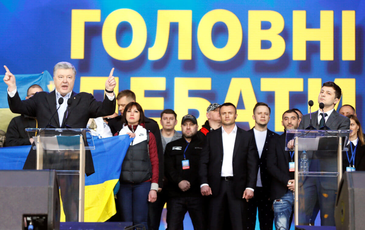 Ουκρανία – Εκλογές: Debate στο Ολυμπιακό Στάδιο του Κιέβου για τους δύο μονομάχους [pics]