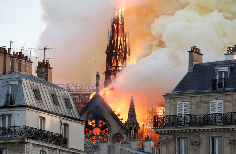 Το Παρίσι θρηνεί για την Παναγία του – Παγκόσμιο σοκ για την καταστροφή – Τα πρωτοσέλιδα της θλίψης για τη Notre Dame