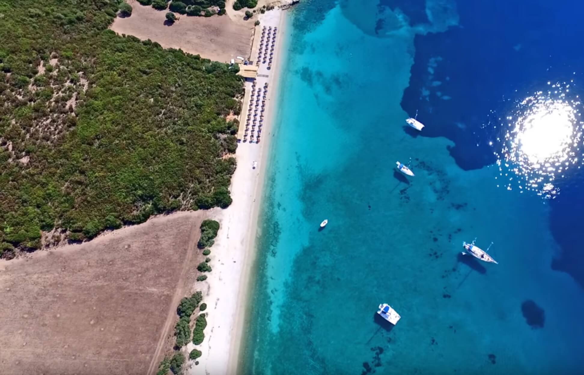 Αιτωλοακαρνανία: Η άγνωστη εξωτική παραλία με τα γαλαζοπράσινα νερά