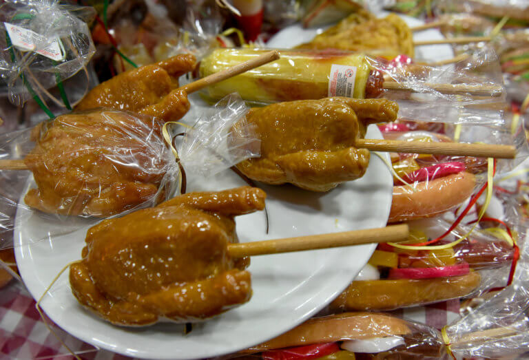 Πάσχα: "Συναγερμός" από τον ΕΦΕΤ για επικίνδυνα κρέατα και γλυκά στην Αττική! Καταχέθηκαν 2 τόνοι