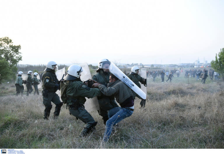 Μάχες σώμα με σώμα και "βροχή" χημικών στο προσφυγικό camp στα Διαβατά! [pics, vids]