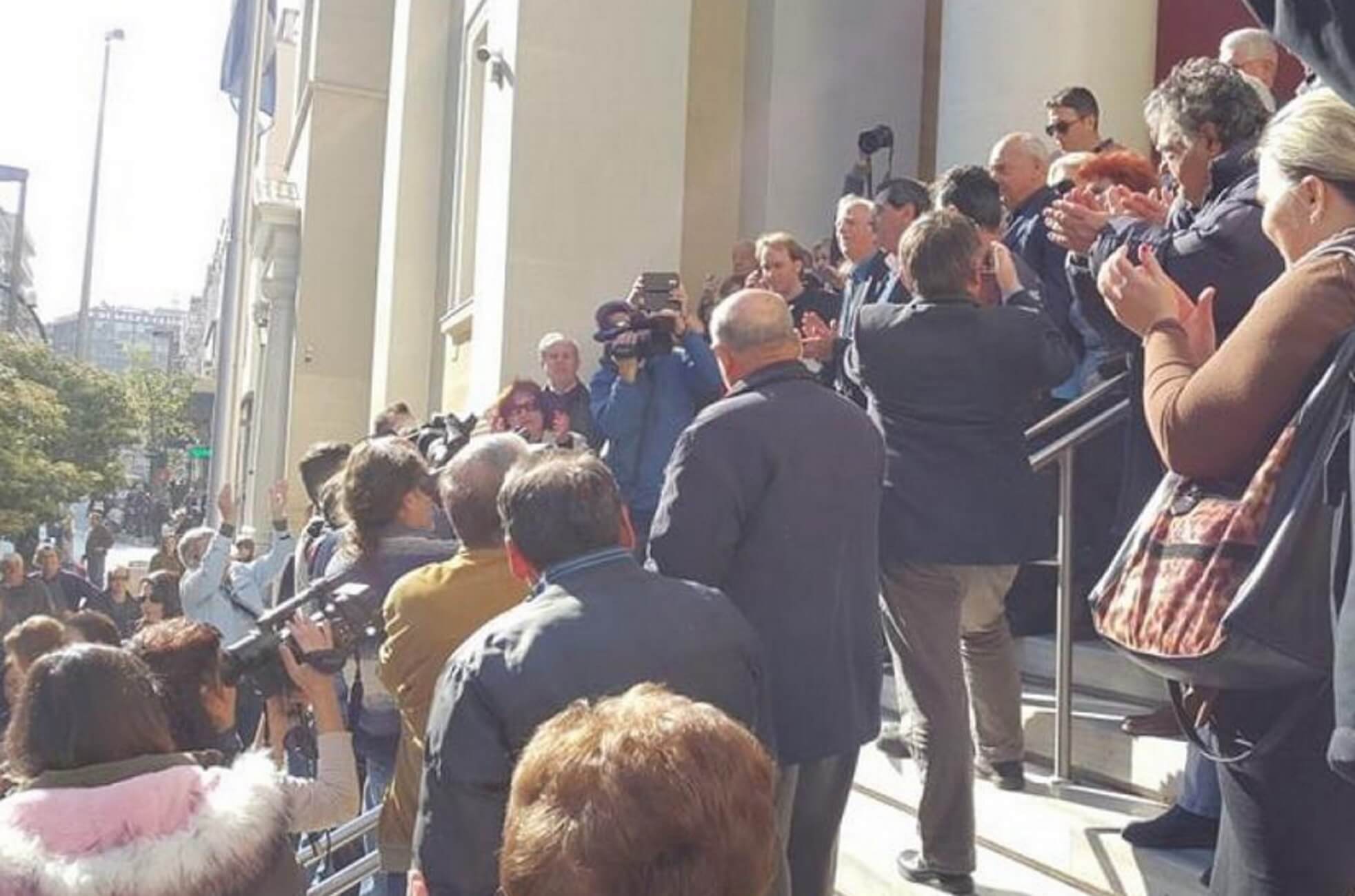 Πάτρα: Αθώος ο δήμαρχος Κώστας Πελετίδης – Αποθέωση μετά τις στιγμές έντασης – video