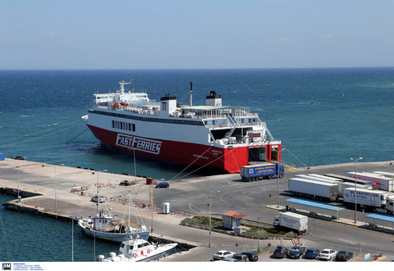 Κυκλάδες: Θρίλερ στο Αιγαίο για αγνοούμενο επιβάτη του πλοίου Θεολόγος – “Έπεσε στη θάλασσα” – video