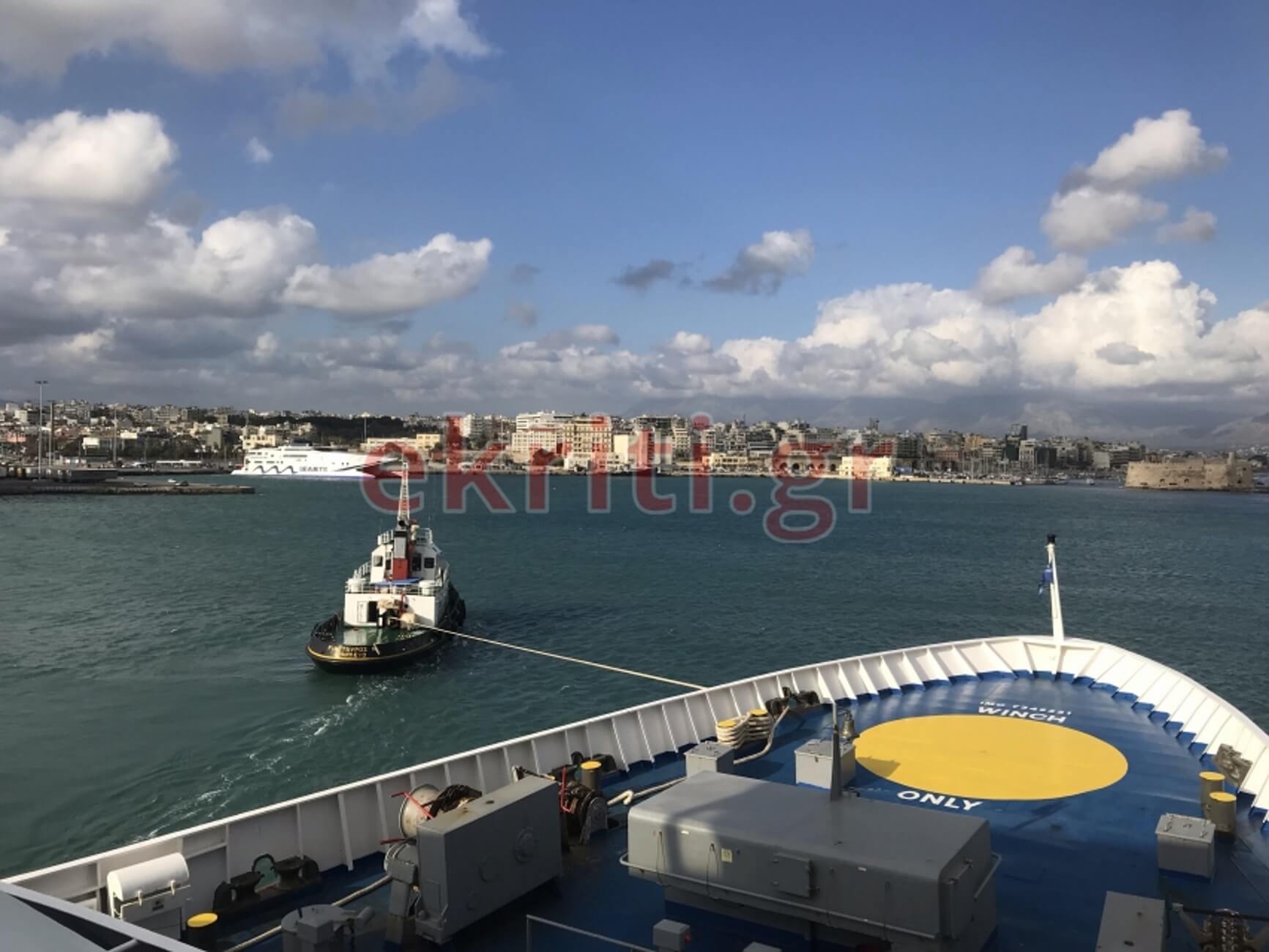 Κρήτη: Περιπέτεια για τους επιβάτες του “Super Ferry 2” – Έτσι επιστρέφει το πλοίο στο λιμάνι [pics]