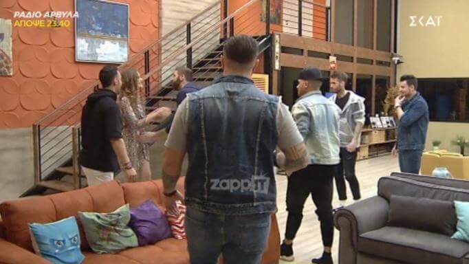 Power of Love: Έπεσαν σαν…γυπαετοί πάνω στην καινούργια sexy παίκτρια!