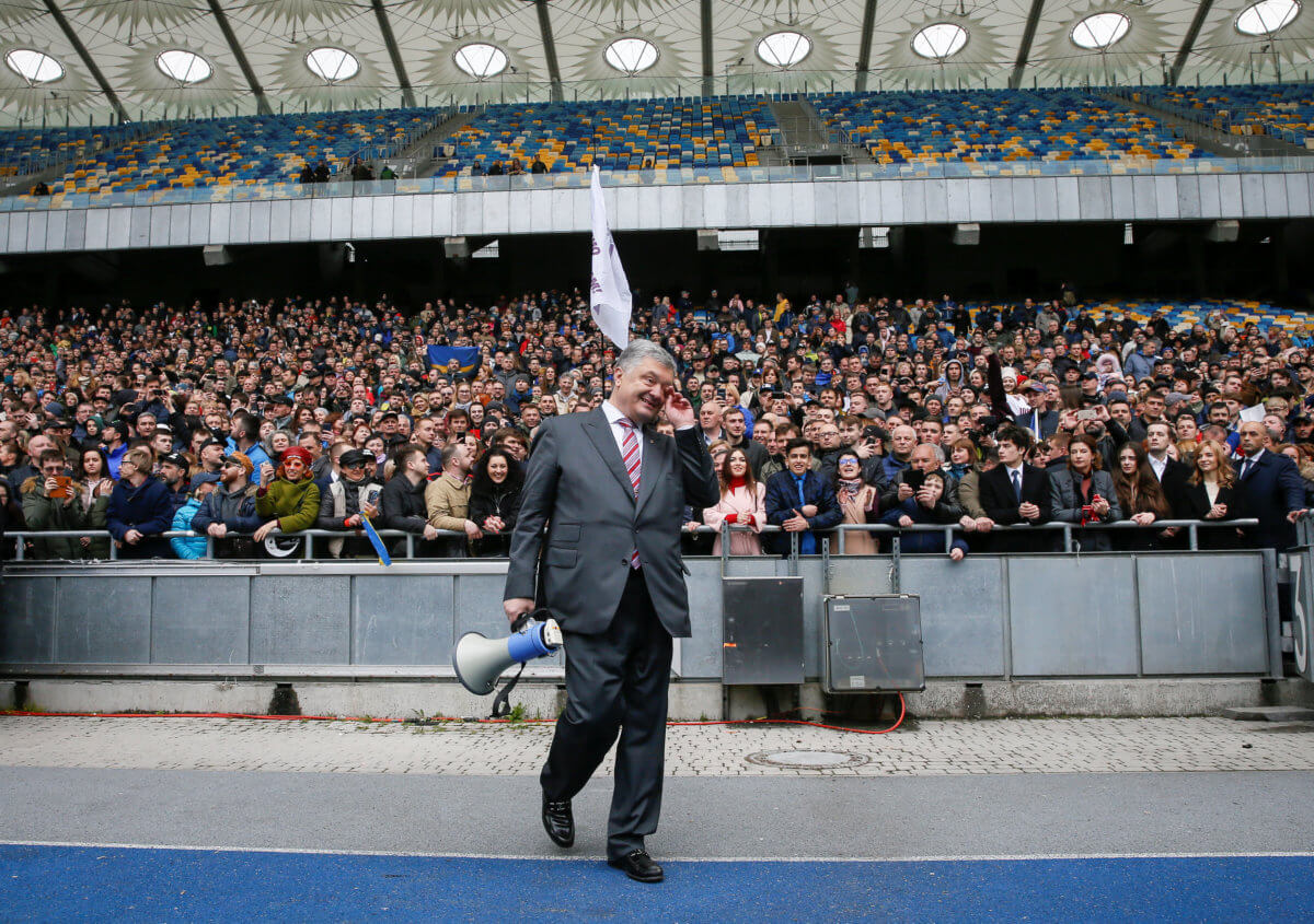 Ουκρανία: Ο Ποροσένκο πήγε για debate και τελικά… έβγαλε λόγο μόνος του