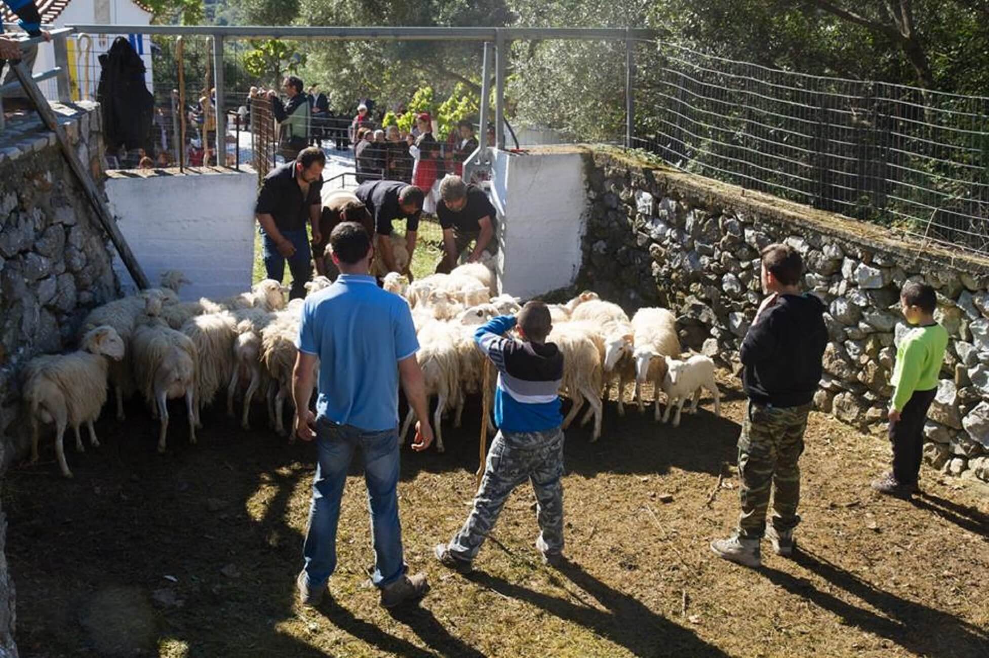 Πάσχα 2019: Ένα πολύ διαφορετικό έθιμο στην Κρήτη [pics]